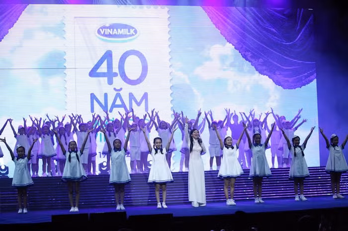 Ca sĩ Hồng Nhung cùng nhóm nhạc Họa Mi đang hát vang bài ca “Vươn Cao Việt Nam” tại Lễ kỷ niệm.