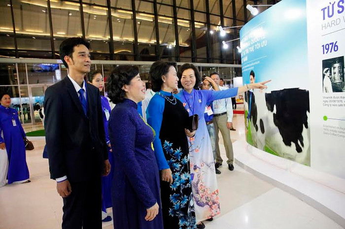 Bà Mai Kiều Liên,Tổng giám đốc công ty cổ phần Sữa Việt Nam cùng Bà Nguyễn Thị Kim Ngân-Ủy viên Bộ Chính trị, Chủ tịch Quốc hội Việt Nam và khách mời tham quan khu triển lãm về những thành tựu của Vinamilk tại chương trình. Bà Mai Kiều Liên,Tổng giám đốc công ty cổ phần Sữa Việt Nam cùng Bà Nguyễn Thị Kim Ngân-Ủy viên Bộ Chính trị, Chủ tịch Quốc hội Việt Nam và khách mời tham quan khu triển lãm về những thành tựu của Vinamilk tại chương trình.