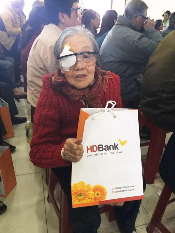 Cụ bà Phan Thị Bông (78 tuổi) nhận quà từ HDBank.