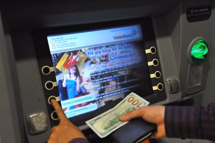 Thời gian để khách hàng hoàn tất giao dịch đổi ngoại tệ hay gửi tiền tài khoản tại ATM đa năng của VietinBank chỉ mất từ 60 giây - 120 giây. Thời gian để khách hàng hoàn tất giao dịch đổi ngoại tệ hay gửi tiền tài khoản tại ATM đa năng của VietinBank chỉ mất từ 60 giây - 120 giây.