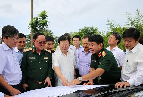 Phó Thủ tướng Trịnh Đình Dũng: "Giải quyết ách tắc cho sân bay Tân Sơn Nhất là vô cùng bức thiết". Ảnh: VGP/Xuân Tuyến. Phó Thủ tướng Trịnh Đình Dũng: "Giải quyết ách tắc cho sân bay Tân Sơn Nhất là vô cùng bức thiết". Ảnh: VGP/Xuân Tuyến.