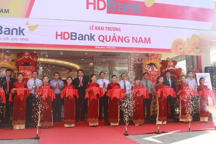 Tọa lạc tại trục đường trung tâm của Thành phố Hội An, HDBank Quảng Nam tự hào mang lại sự thuận tiện tối đa cũng như tiết kiệm thời gian cho khách hàng. Tọa lạc tại trục đường trung tâm của Thành phố Hội An, HDBank Quảng Nam tự hào mang lại sự thuận tiện tối đa cũng như tiết kiệm thời gian cho khách hàng.