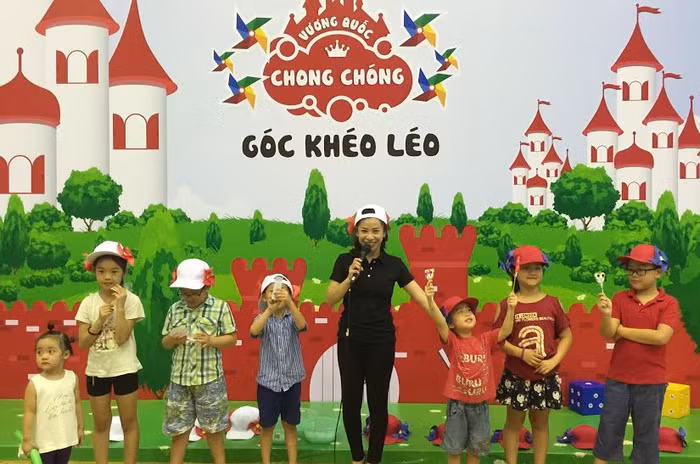 Vương quốc Chong chóng tại TechcomKiD's day Hà Nội. Vương quốc Chong chóng tại TechcomKiD's day Hà Nội.