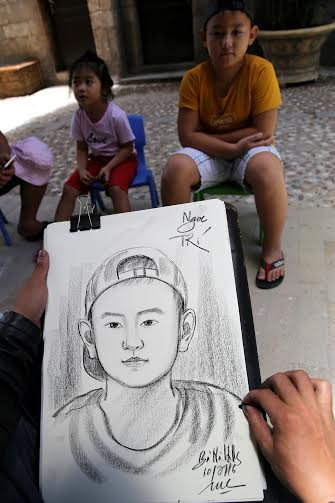 Du khách chụp ảnh check in Tuần lễ vă ... hoáng nước Pháp. Du khách chụp ảnh check in Tuần lễ vă ... hoáng nước Pháp.