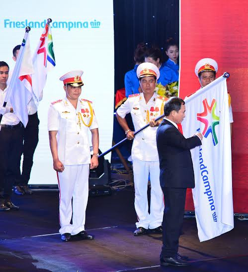 Nghi thức gắn Huân chương Lao động Hạng Nhất vào cờ tuyền thống của FrieslandCampina Việt Nam. Nghi thức gắn Huân chương Lao động Hạng Nhất vào cờ tuyền thống của FrieslandCampina Việt Nam.