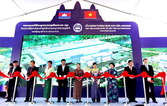 Vinamilk vừa khánh thành nhà máy sữa Angkor Milk 23 triệu USD tại Campuchia tháng 5 vừa qua, đây là nhà máy sản xuất sữa đầu tiên tại xứ sở chùa tháp. Vinamilk vừa khánh thành nhà máy sữa Angkor Milk 23 triệu USD tại Campuchia tháng 5 vừa qua, đây là nhà máy sản xuất sữa đầu tiên tại xứ sở chùa tháp.