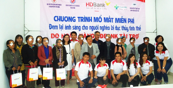 Đại diện HDBank tặng quà cho bà con sau khi phẫu thuật.