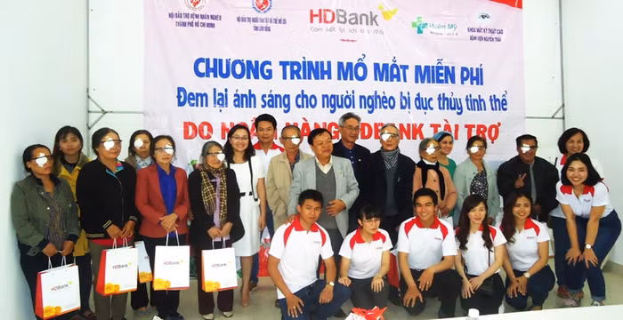 Đại diện HDBank tặng quà cho bà con sau khi phẫu thuật.