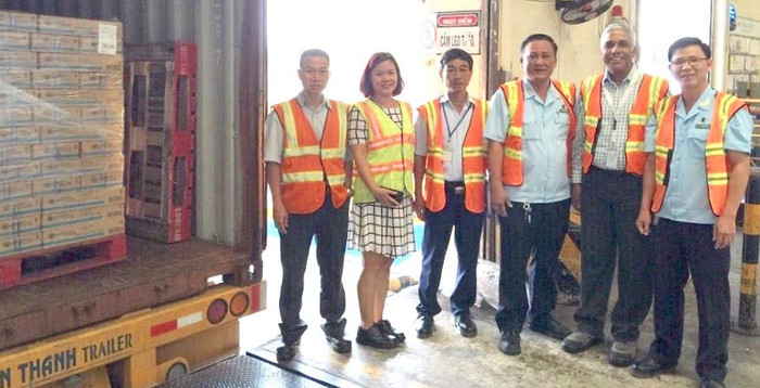 Hải quan Bình Dương làm việc với lãnh đạo nhà máy kiểm tra lô hàng đầu tiên của FrieslandCampina Việt Nam xuất khẩu đi Hồng Kông. Hải quan Bình Dương làm việc với lãnh đạo nhà máy kiểm tra lô hàng đầu tiên của FrieslandCampina Việt Nam xuất khẩu đi Hồng Kông.