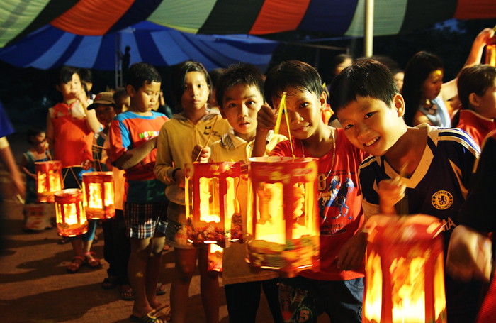 Trẻ em chơi cùng lồng đèn trung thu Kokomi. Trẻ em chơi cùng lồng đèn trung thu Kokomi.
