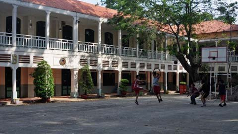 Sân trường vào những ngày chủ nhật là nơi cho các bạn luyện tập thể thao. Sân trường vào những ngày chủ nhật là nơi cho các bạn luyện tập thể thao.