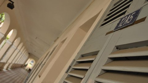 Trường Chuyên Lê Hồng Phong được xây dựng vào năm 1927 với tên gọi Collège Petrus Ký (Trung học Petrus Trương Vĩnh Ký). Từ ngôi trường này, các thế hệ học sinh - thanh niên yêu nước đã châm ngòi cho cách mạng chống Pháp, chống Mỹ như: bãi khóa, đình công, biểu tình. Trường Chuyên Lê Hồng Phong được xây dựng vào năm 1927 với tên gọi Collège Petrus Ký (Trung học Petrus Trương Vĩnh Ký). Từ ngôi trường này, các thế hệ học sinh - thanh niên yêu nước đã châm ngòi cho cách mạng chống Pháp, chống Mỹ như: bãi khóa, đình công, biểu tình.