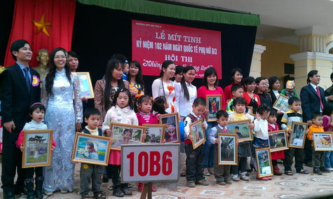 “những ngọn nến lung linh”- tất cả các em đều đoạt giải trong cuộc thi ảnh. “những ngọn nến lung linh”- tất cả các em đều đoạt giải trong cuộc thi ảnh.