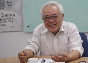 Nhà phê bình văn học Lại Nguyên Ân: "Trong kiểu giáo dục rèn cặp cho người học những “húy kỵ” và “kiêng khem”, người ta vẫn ít nhiều giả dối trước đời sống con người, ví dụ như đời sống tình dục... Và giả dối trước một số vấn đề và một số hiện tượng lịch sử của chính cộng đồng người Việt" Nhà phê bình văn học Lại Nguyên Ân: "Trong kiểu giáo dục rèn cặp cho người học những “húy kỵ” và “kiêng khem”, người ta vẫn ít nhiều giả dối trước đời sống con người, ví dụ như đời sống tình dục... Và giả dối trước một số vấn đề và một số hiện tượng lịch sử của chính cộng đồng người Việt"