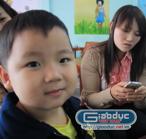 Bé Khoa và mẹ bức xúc phản ánh với các phóng viên báo chí về vụ việc bị giáo viên “bạo hành” Bé Khoa và mẹ bức xúc phản ánh với các phóng viên báo chí về vụ việc bị giáo viên “bạo hành”