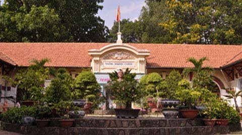 Trường THPT Marie Curie là một trong những trường trung học lâu đời nhất của Sài Gòn và là trường duy nhất không thay đổi tên ban đầu do thực dân Pháp đặt. Trường được đặt tên theo nhà khoa học Marie Curie. Trường THPT Marie Curie là một trong những trường trung học lâu đời nhất của Sài Gòn và là trường duy nhất không thay đổi tên ban đầu do thực dân Pháp đặt. Trường được đặt tên theo nhà khoa học Marie Curie.