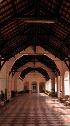 Trường THPT Chuyên Lê Hồng Phong là ngôi trường kiến trúc cổ điển kiểu Pháp. Trường THPT Chuyên Lê Hồng Phong là ngôi trường kiến trúc cổ điển kiểu Pháp.