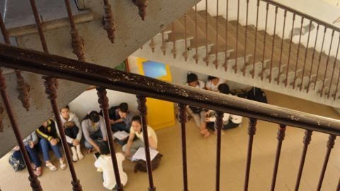 Cầu thang lên lầu vẫn giữ được nét cổ kính của kiến trúc Pháp. Cầu thang lên lầu vẫn giữ được nét cổ kính của kiến trúc Pháp.