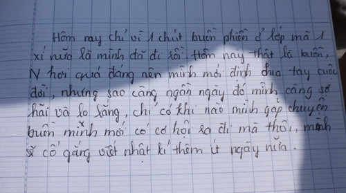Những dòng tâm sự trong cuốn nhật ký của em Hạnh đang được gia đình giữ (Ảnh: Tuổi trẻ)