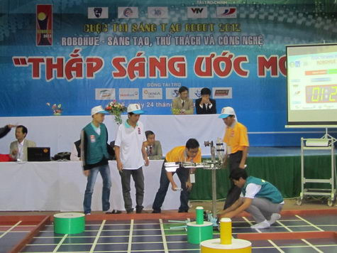 Trận đấu mở màn cho hội thi Robot 2012 Trận đấu mở màn cho hội thi Robot 2012