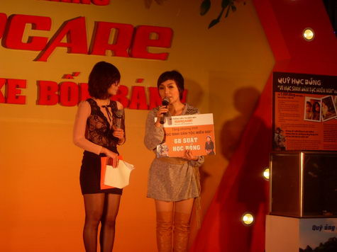 Trong đêm tổng kết (10/3), đại diện cho Hệ thống siêu thị điện máy Topcare đã trao tặng 68 suất học bổng, mỗi suất trị giá 360.000 đồng cho “Qũy học bổng vì học sinh dân tộc miền núi” do ca sỹ Thái Thùy Linh – chủ nhiệm.