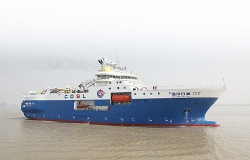 Tàu "Dầu khí Hải dương 720" phụ trách thăm dò địa chấn với 12 dây cáp dài 8000 m