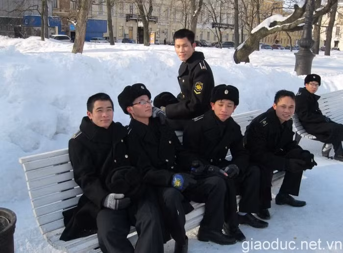 Điều này cũng phản ánh, tốp học viên này sẽ trở thành sĩ quan huấn luyện hạt giống của lực lượng tàu ngầm lớp Kilo của Hải quân Việt Nam trong tương lai (Ản :Các sĩ quan lực lượng tàu ngầm Việt Nam tương lai)