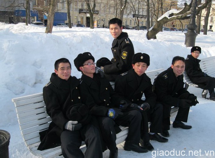 Điều này cũng phản ánh, tốp học viên này sẽ trở thành sĩ quan huấn luyện hạt giống của lực lượng tàu ngầm lớp Kilo của Hải quân Việt Nam trong tương lai (Ản :Các sĩ quan lực lượng tàu ngầm Việt Nam tương lai) Điều này cũng phản ánh, tốp học viên này sẽ trở thành sĩ quan huấn luyện hạt giống của lực lượng tàu ngầm lớp Kilo của Hải quân Việt Nam trong tương lai (Ản :Các sĩ quan lực lượng tàu ngầm Việt Nam tương lai)