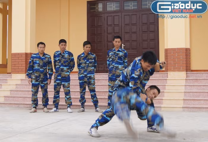 Chiến sĩ trinh sát thuộc Vùng Cảnh sát biển 1 luyện tập võ nghệ Chiến sĩ trinh sát thuộc Vùng Cảnh sát biển 1 luyện tập võ nghệ