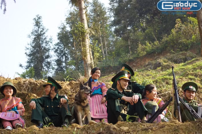 Phút nghỉ ngơi trên đường tuần tra (Bộ đội Biên phòng và dân quân tỉnh Lào Cai) Phút nghỉ ngơi trên đường tuần tra (Bộ đội Biên phòng và dân quân tỉnh Lào Cai)