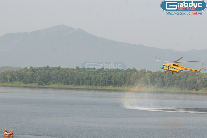 Trực thăng Đơn vị không quân C16 (Đoàn Không quân B71, Quân chủng Phòng không – Không quân) diễn tập cứu nạn trên hồ Đồng Mô Trực thăng Đơn vị không quân C16 (Đoàn Không quân B71, Quân chủng Phòng không – Không quân) diễn tập cứu nạn trên hồ Đồng Mô