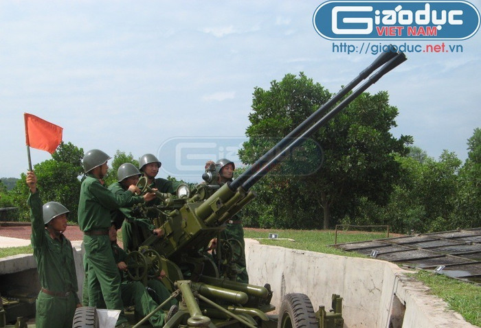 Khẩu đội pháo phòng không thuộc Đoàn phòng không S73 – Quân đoàn 2 trực chiến trên mâm pháo Khẩu đội pháo phòng không thuộc Đoàn phòng không S73 – Quân đoàn 2 trực chiến trên mâm pháo