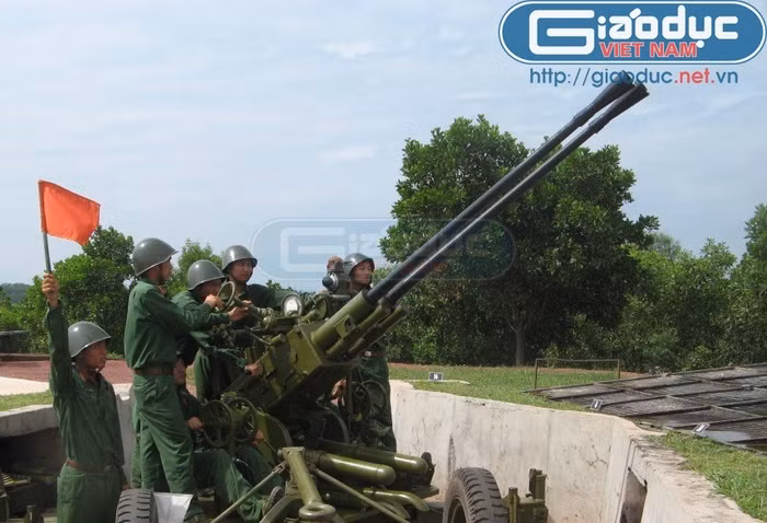 Khẩu đội pháo phòng không thuộc Đoàn phòng không S73 – Quân đoàn 2 trực chiến trên mâm pháo Khẩu đội pháo phòng không thuộc Đoàn phòng không S73 – Quân đoàn 2 trực chiến trên mâm pháo