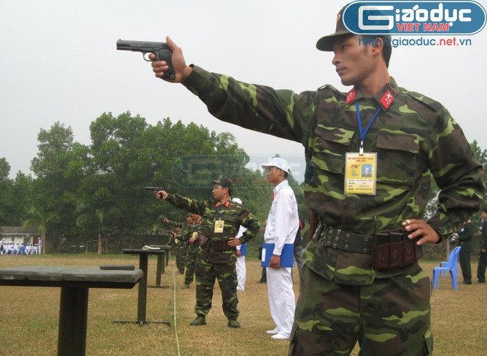 Chiến sĩ Tổng cục 2 – Bộ Quốc phòng thi bắn súng ngắn quân dụng tại Trung tâm huấn luyện quân sự Miếu Môn Chiến sĩ Tổng cục 2 – Bộ Quốc phòng thi bắn súng ngắn quân dụng tại Trung tâm huấn luyện quân sự Miếu Môn