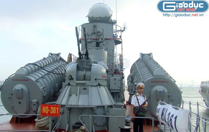 Chiến sĩ Hải quân trên tàu phóng lôi (Đoàn tàu Phóng lôi M27 – Quân chủng Hải quân) Chiến sĩ Hải quân trên tàu phóng lôi (Đoàn tàu Phóng lôi M27 – Quân chủng Hải quân)