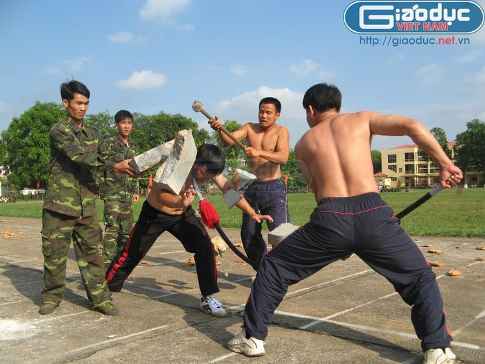 Võ sư Học viện Biên phòng biểu diễn nội công Võ sư Học viện Biên phòng biểu diễn nội công