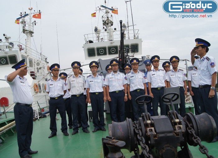 Cán bộ chiến sĩ tàu Cảnh sát biển 2008 (Vùng Cảnh sát biển 1) trước giờ lên đường làm nhiệm vụ đảm bảo chấp pháp trên vùng lãnh hải và thềm lục địa của Tổ quốc Cán bộ chiến sĩ tàu Cảnh sát biển 2008 (Vùng Cảnh sát biển 1) trước giờ lên đường làm nhiệm vụ đảm bảo chấp pháp trên vùng lãnh hải và thềm lục địa của Tổ quốc