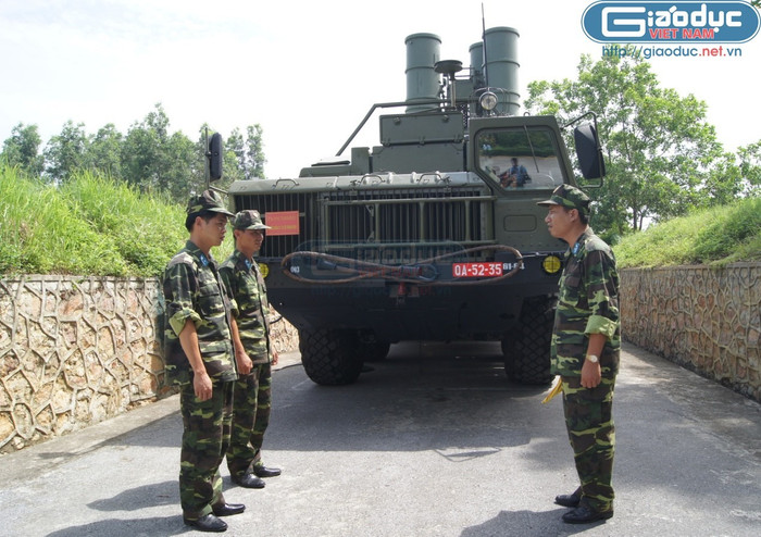 Kíp chiến đấu xe chở đạn tên lửa của hệ thống Tổ hợp S-300 PMU1 thuộc Đoàn phòng không B61, Quân chủng Phòng không – Không quân đang quán triệt nhiệm vụ (S-300 PMU1 được coi là quả đấm thép của hệ thống phòng không Việt Nam) Kíp chiến đấu xe chở đạn tên lửa của hệ thống Tổ hợp S-300 PMU1 thuộc Đoàn phòng không B61, Quân chủng Phòng không – Không quân đang quán triệt nhiệm vụ (S-300 PMU1 được coi là quả đấm thép của hệ thống phòng không Việt Nam)