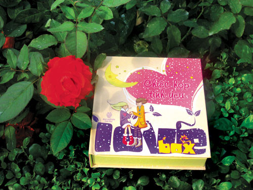 3. Chiếc hộp tình yêu: Dạng sách-quà tặng, nội dung là lời tâm tình của một đôi bạn trẻ, chia sẻ những cung bậc cảm xúc của những người đang yêu với một giọng văn trẻ trung, hóm hỉnh, ngộ nghĩnh nhưng cũng không kém phần lãng mạn. Những người đang yêu có thể mượn câu chuyện của đôi bạn trẻ trong cuốn sách này “nói” hộ lòng mình. Bìa bốn của cuốn sách có một chiếc hộp cực xinh, người tặng sách có thể bỏ vào trong hộp một hiện vật nho nhỏ khác để gửi đến người mình yêu thương. Giá: 80.000đ. Địa chỉ: Hệ thống nhà sách Phương Nam. 3. Chiếc hộp tình yêu: Dạng sách-quà tặng, nội dung là lời tâm tình của một đôi bạn trẻ, chia sẻ những cung bậc cảm xúc của những người đang yêu với một giọng văn trẻ trung, hóm hỉnh, ngộ nghĩnh nhưng cũng không kém phần lãng mạn. Những người đang yêu có thể mượn câu chuyện của đôi bạn trẻ trong cuốn sách này “nói” hộ lòng mình. Bìa bốn của cuốn sách có một chiếc hộp cực xinh, người tặng sách có thể bỏ vào trong hộp một hiện vật nho nhỏ khác để gửi đến người mình yêu thương. Giá: 80.000đ. Địa chỉ: Hệ thống nhà sách Phương Nam.