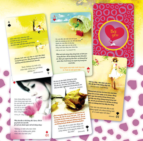 4. Thơ tình yêu (bói yêu): Được thiết kế dưới hình thức một bộ tú lơ khơ 52 lá bài. Trên mỗi lá là một trích đoạn thơ đặc sắc được rút ra từ những bài thơ nổi tiếng trong nước và thế giới cùng phần lời giải cho quẻ bói tình yêu. Món quà đem lại cho các bạn trẻ một trò chơi giải mã tình yêu và thưởng thức những câu thơ hay. Giá: 89.000đ. (Hệ thống nhà sách Phương Nam). 4. Thơ tình yêu (bói yêu): Được thiết kế dưới hình thức một bộ tú lơ khơ 52 lá bài. Trên mỗi lá là một trích đoạn thơ đặc sắc được rút ra từ những bài thơ nổi tiếng trong nước và thế giới cùng phần lời giải cho quẻ bói tình yêu. Món quà đem lại cho các bạn trẻ một trò chơi giải mã tình yêu và thưởng thức những câu thơ hay. Giá: 89.000đ. (Hệ thống nhà sách Phương Nam).