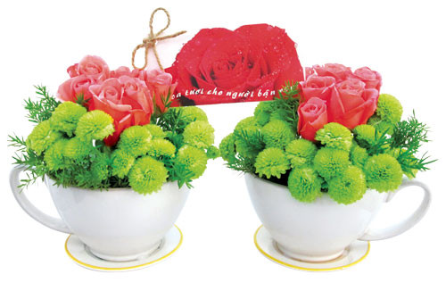 8. Hoa tươi: Mỗi bó hoa mang một ý nghĩa riêng, có thể chọn lựa tùy theo mong muốn của người tặng. Ví dụ, hoa cúc thể hiện sự chân thành của tình yêu và say đắm với những hoa hồng tươi xinh, trẻ trung xen ở giữa. Cặp tách đối xứng và hoa chạm vào nhau như môi hôn nồng nàn. Giá: 450.000đ - 490.000đ/sản phẩm (tùy theo số lượng hoa, loại hoa). Địa chỉ: Thế giới Hoa tươi, 29 Trần Quang Diệu (nối dài), P.13, Q.3, TP.HCM, ĐT: 35262606, 0938317113. 8. Hoa tươi: Mỗi bó hoa mang một ý nghĩa riêng, có thể chọn lựa tùy theo mong muốn của người tặng. Ví dụ, hoa cúc thể hiện sự chân thành của tình yêu và say đắm với những hoa hồng tươi xinh, trẻ trung xen ở giữa. Cặp tách đối xứng và hoa chạm vào nhau như môi hôn nồng nàn. Giá: 450.000đ - 490.000đ/sản phẩm (tùy theo số lượng hoa, loại hoa). Địa chỉ: Thế giới Hoa tươi, 29 Trần Quang Diệu (nối dài), P.13, Q.3, TP.HCM, ĐT: 35262606, 0938317113.