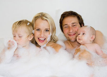Tắm cùng với con là việc làm không nên tiếp diễn khi trẻ đã có những nhận thức về giới. Tắm cùng với con là việc làm không nên tiếp diễn khi trẻ đã có những nhận thức về giới.