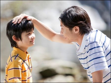 “Nghe bố nói đây con, muốn giàu lên nhanh chóng thì chớ có bao giờ đồng ý đổi 10 đồng của mình mà chỉ lấy dù là 9 đồng rưỡi của người khác nghe con...". Ảnh minh họa.