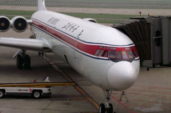 Tiêu chuẩn một sao của SkyTrax được hiểu là dành cho các hãng hàng không chất lượng thấp, chưa đạt được mức tiêu chuẩn trung bình của của ngành hàng không dân dụng thế giới. Ảnh: Đây là chiếc máy bay Ilyushin Il-62 P-885 của Air Koryo, một phiên bản của dòng Il-62 được chế tạo trong thập niên 1960. Kể từ năm 1989 đã có 10 vụ tai nạn liên quan tới II-62, song chỉ có hai vụ được xem là nghiêm trọng. Tiêu chuẩn một sao của SkyTrax được hiểu là dành cho các hãng hàng không chất lượng thấp, chưa đạt được mức tiêu chuẩn trung bình của của ngành hàng không dân dụng thế giới. Ảnh: Đây là chiếc máy bay Ilyushin Il-62 P-885 của Air Koryo, một phiên bản của dòng Il-62 được chế tạo trong thập niên 1960. Kể từ năm 1989 đã có 10 vụ tai nạn liên quan tới II-62, song chỉ có hai vụ được xem là nghiêm trọng.