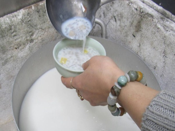 2. Chè Bobochacha, ngõ 92 Cửa Bắc Bobochacha có các loại đen, trắng và hoa quả. Quán còn bán kèm cả nem rán.