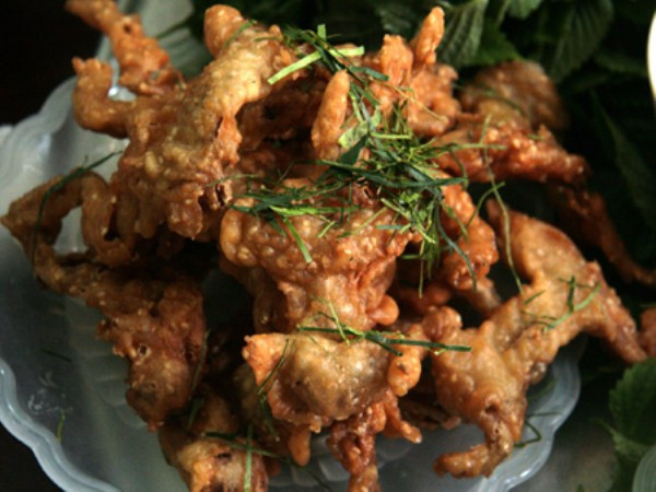 7. Chả nhái Khương Thượng Cửa hàng nhà chị Hà Khuê, với tuổi đời 70 năm là đông khách nhất. Quán chỉ bán từ 10 giờ sáng đến 1 giờ chiều. Các món chế biến từ nhái được gọi bằng những cái tên khá ngộ, đôi khi hơi tục: Đùi nhái chiên giòn là món quần đùi, nhái tẩm ướp rán cả con là món nude, nhái tẩm bột chiên giòn cả con là món “quần dài”, nhái băm chả gọi là trải chiếu.