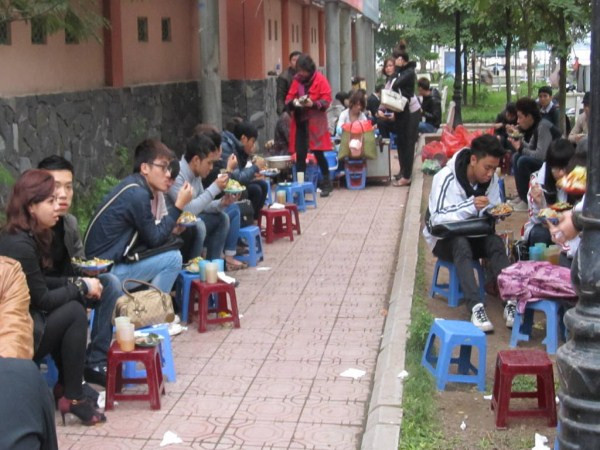 Quán luôn tấp nập các thực khách trẻ tuổi.