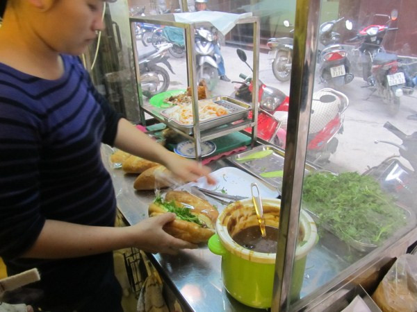 Chè thập cẩm gồm 17 loại hoa quả như mít, nhãn, mãng cầu, trân trâu nhân sô cô la, trân châu nhân nho, nước cốt dừa... Bên cạnh đó, cửa hàng cũng phục vụ trà hoa nhài miễn phí và có thêm món bánh mì thịt quay độc đáo với giá 20 nghìn đồng/chiếc.