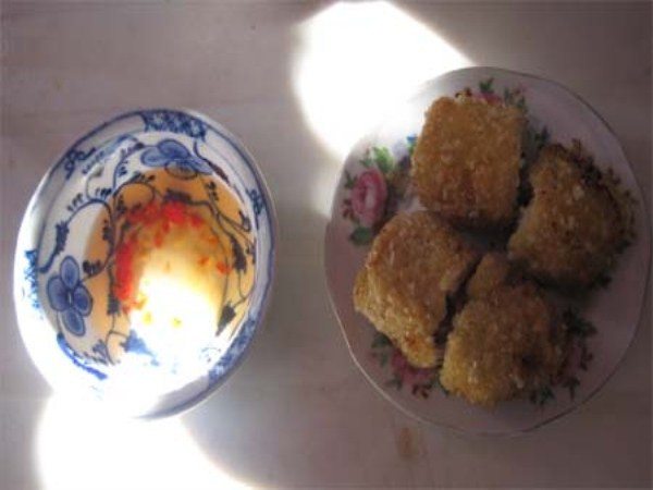 Đặc biệt nhất là quán có cả món chả cá viên có 3 lớp, làm từ thịt xay, cá xay và vỏ bằng bột gạo. Mỗi viên chả giá 5 nghìn đồng.