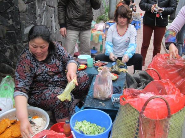 Giá bán 25 nghìn đồng/bánh đầy đủ các loại chả, tuy hơi "chát" nhưng khi nhìn đĩa bánh đầy ụ giò chả, bạn sẽ thấy cũng đáng đồng tiền bát gạo.